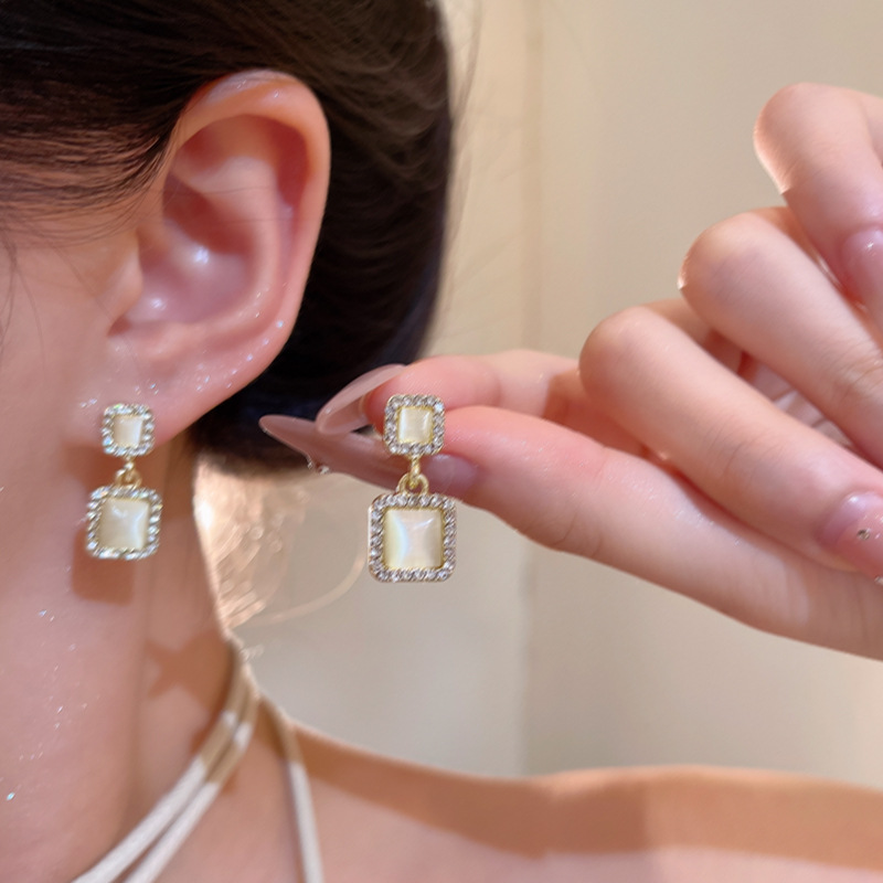 Exquisite diamond-encrusted cat's eye square ear studs for women, light luxury, niche style, versatile, internet-famous earrings, high-end earrings details Picture