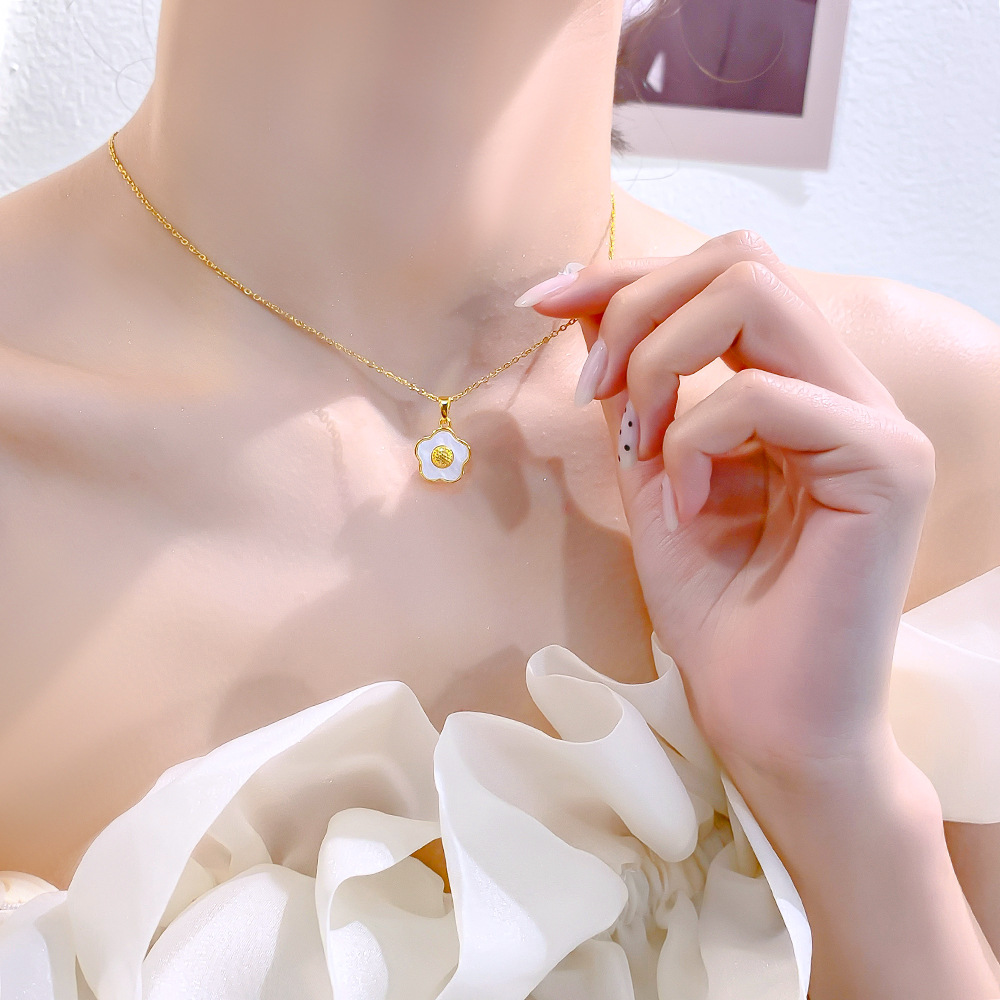 The oil-dripping Daisy white flower necklace is a rare, fashionable and high-end female celebrity collarbone chain titanium steel hair accessory details Picture