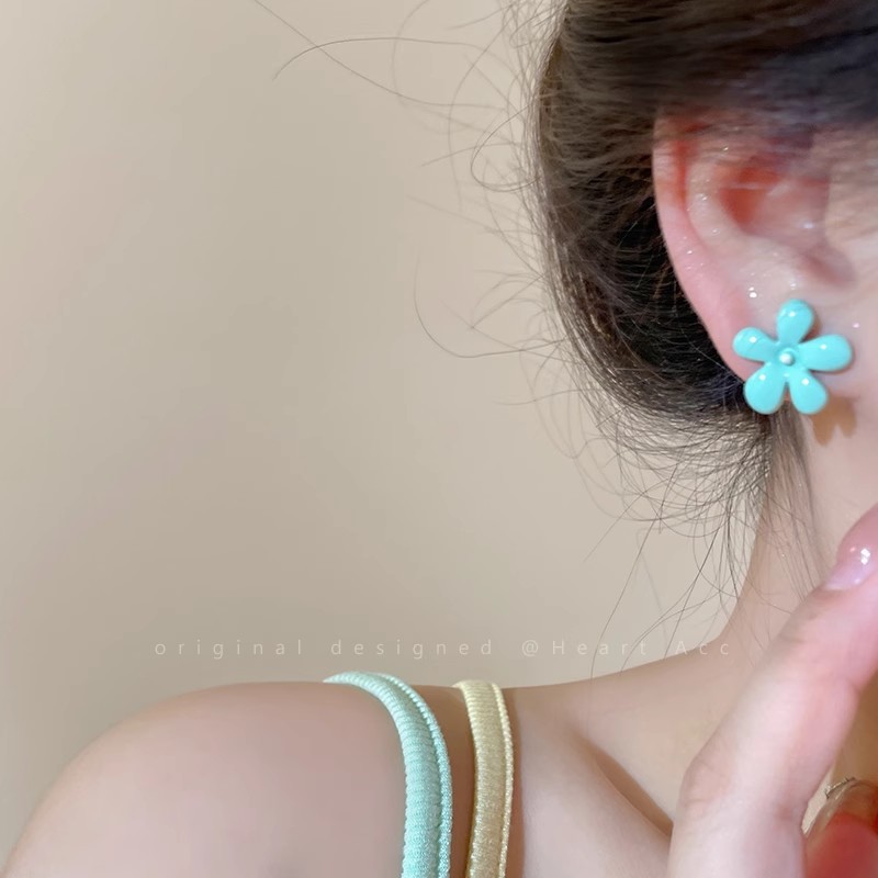 Dopamine yellow flower earrings for women's summer, a niche Korean design with a high-end feel, new 2025 cute earrings Application Scenario