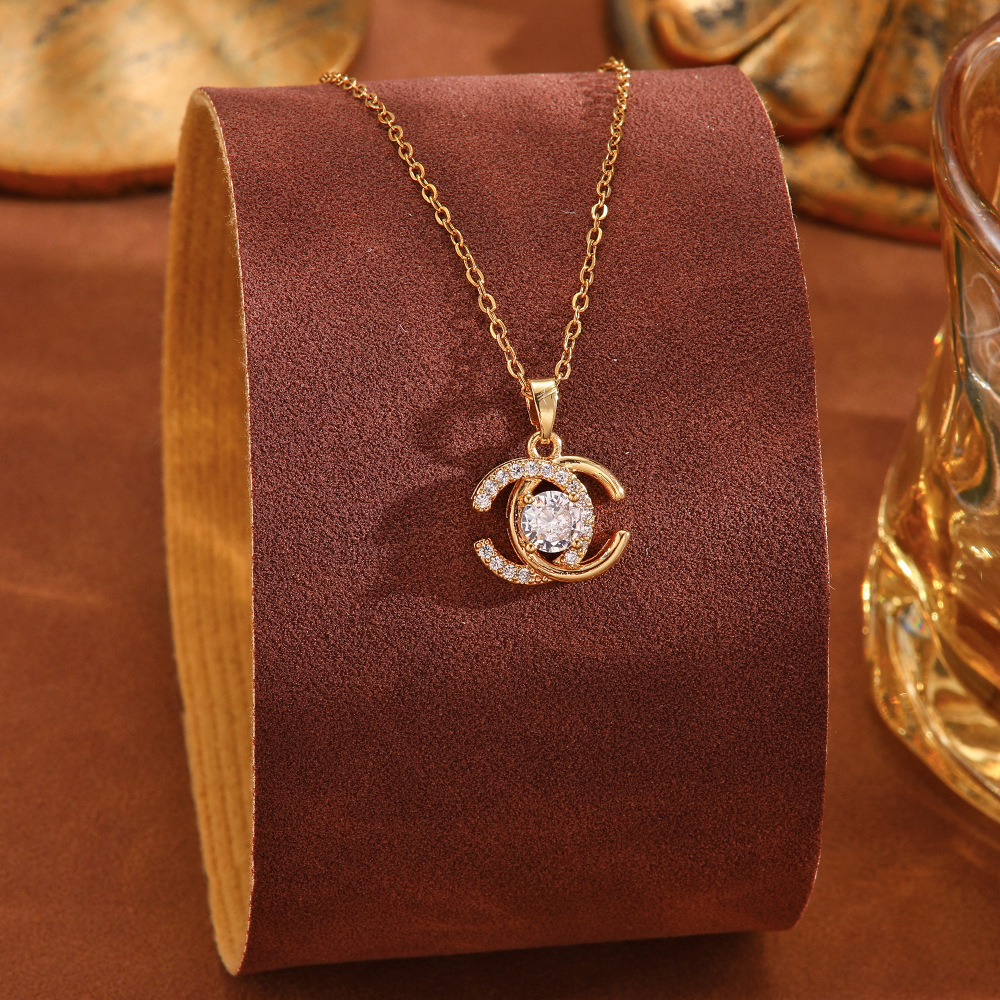 The new exquisite and fashionable Korean version copper-inlaid zircon pendant is a versatile stainless steel necklace and collarbone chain accessory for commuting Application Scenario