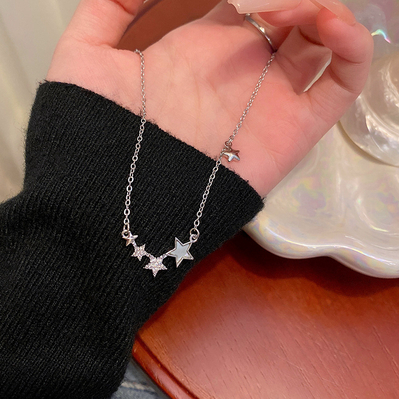 This luxurious and exquisite five-pointed star titanium steel necklace is a fashionable and niche design for women, with a unique and versatile personality. It is a trendy collarbone chain accessory details Picture