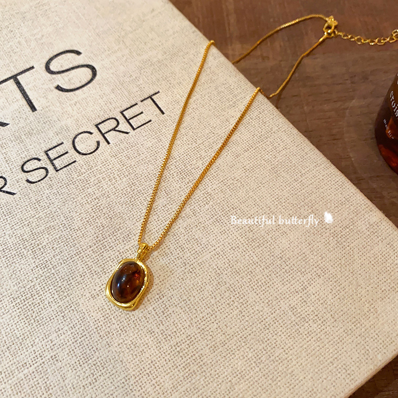 Retro and niche amber pendant titanium steel necklace, women's fashion, light luxury, elegant and high-end collarbone chain necklace accessory Specification drawing