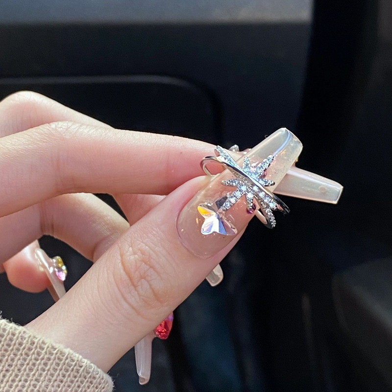 The star-encircled open ring is a versatile and exquisite starlight ring for women. It is an Instagram niche design with a unique and fashionable index finger ring full figure