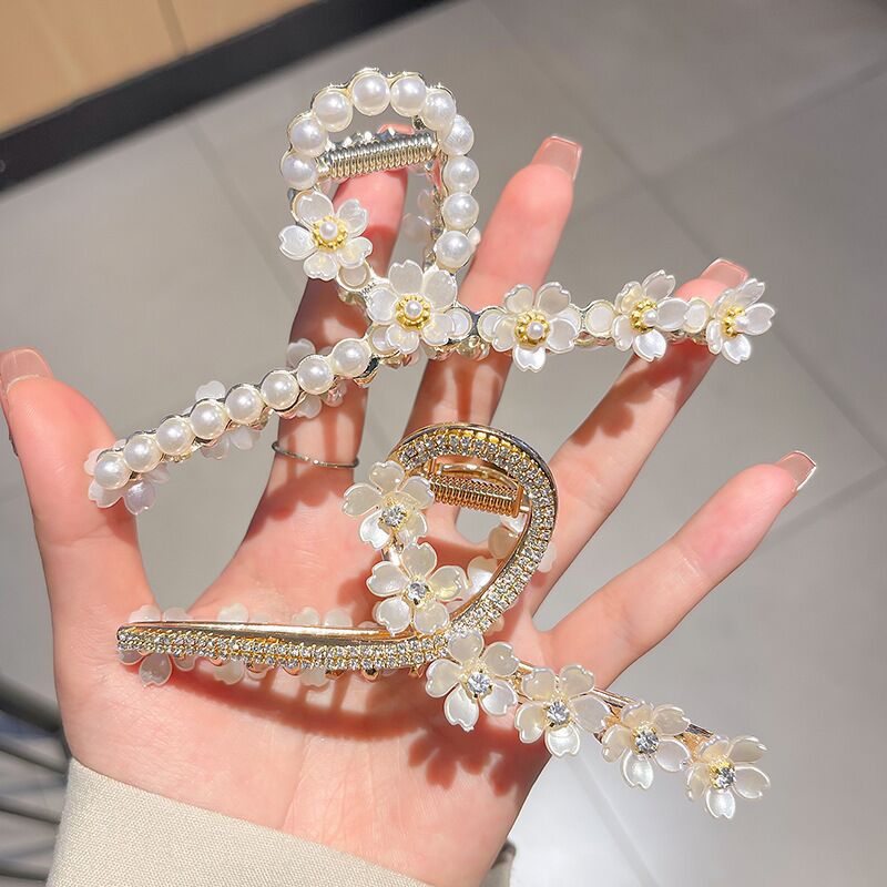 Korean camellia flower hairpin at the back of the head exudes a feminine charm. Shark hairpin with a high-end feel. Hair clip headwear for a female summer full figure