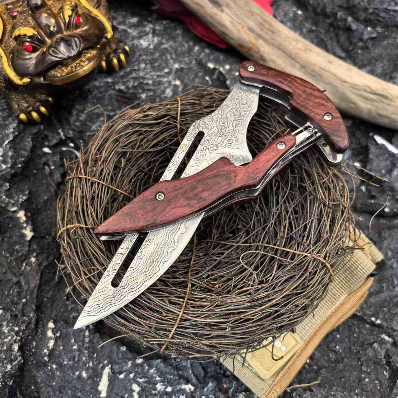Malaysian leather-patterned folding knife, mechanical magician's personalized mechanical knife, outdoor survival and picnic portable fruit knife Application Scenario