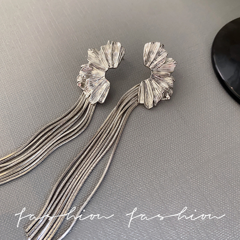 European and American retro light luxury style long tassel earrings, unique and niche design for women, exaggerated and individual earrings and earrings Application Scenario