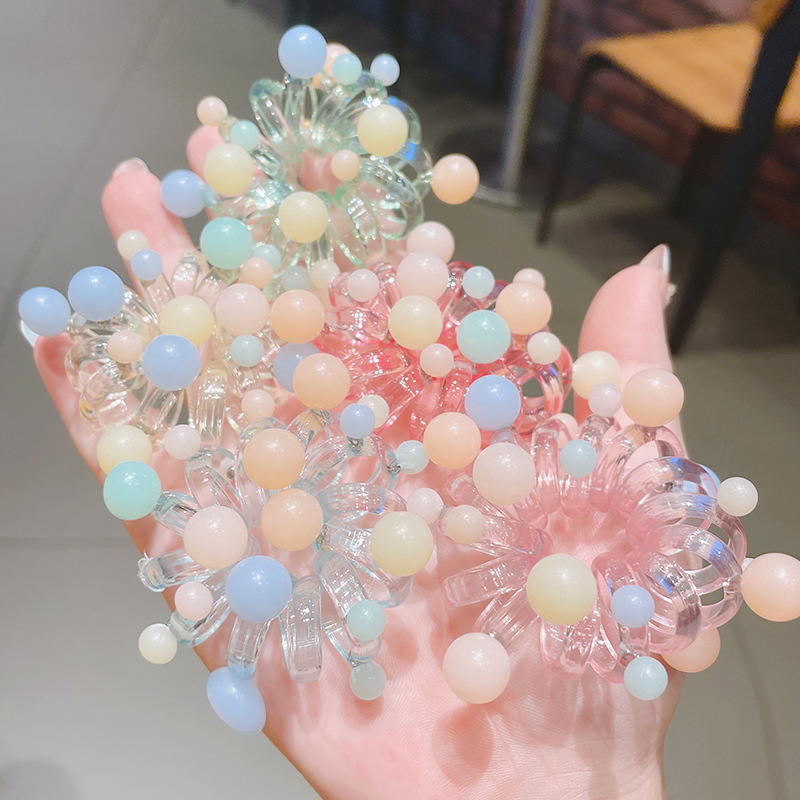 The Korean Internet celebrity pearl hair band "Mermaid Girl" can be tied without damaging hair. The hair tie is simple and seamless, and the hair band is used to tie hair full figure
