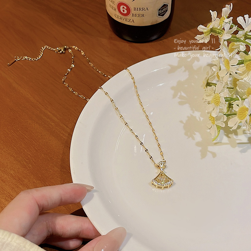 A high-end design fan-shaped pendant necklace with a Japanese and Korean style, a new trendy and versatile collarbone chain for women in 2023 Specification drawing