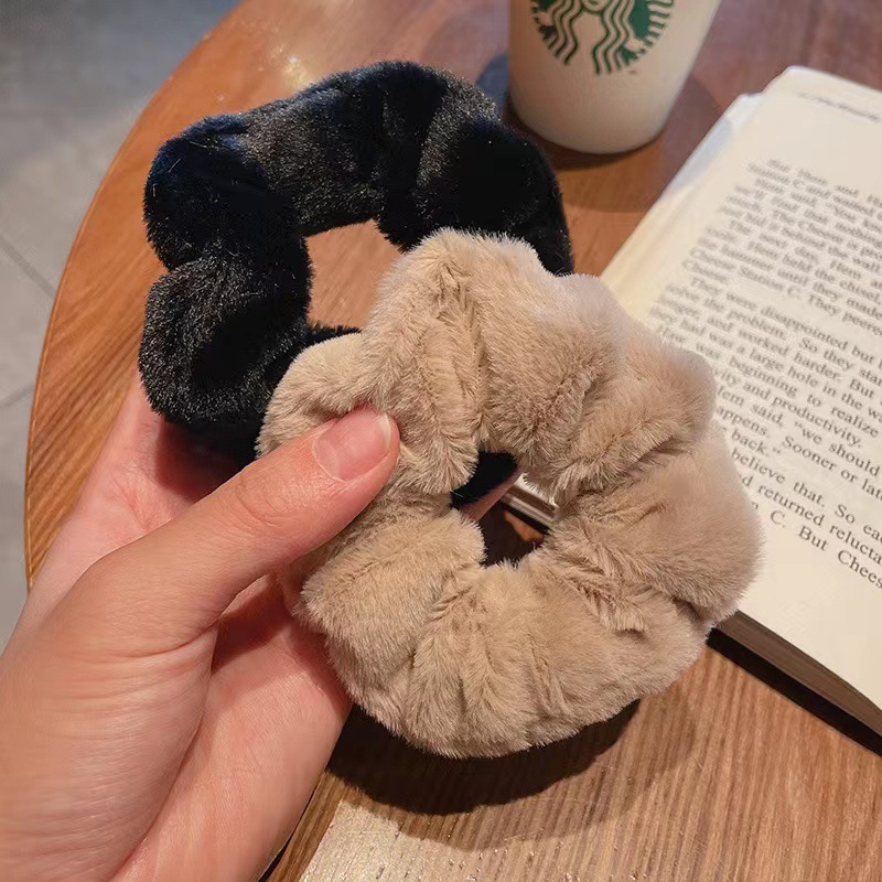 Autumn and winter plush large intestine hair bands, macaron hair bands, cute knotted plush hair ties, headbands, girlish heart hair accessories, fluffy Application Scenario
