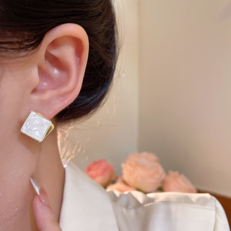 French-style glazed double-layer square stud earrings, irregular, unique, simple and high-end style, fashionable and retro earrings Application Scenario