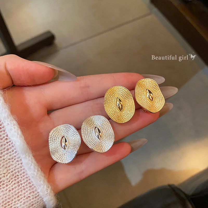 French retro oval metal irregular stud earrings, versatile and elegant, with a light luxury and niche design sense, round earrings and earrings full figure