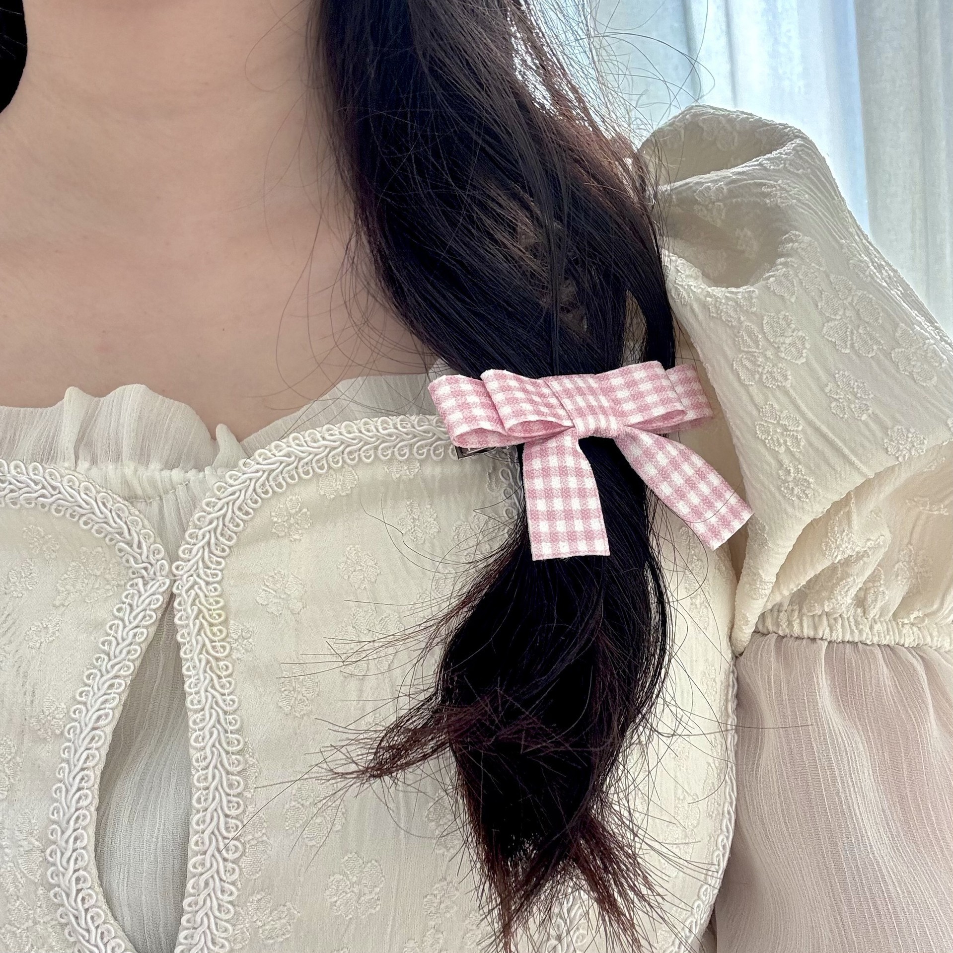Korean sweet and youthful checkered bow hair clips, summer outing ponytail hair clips, student girl hair accessories and headwear Application Scenario
