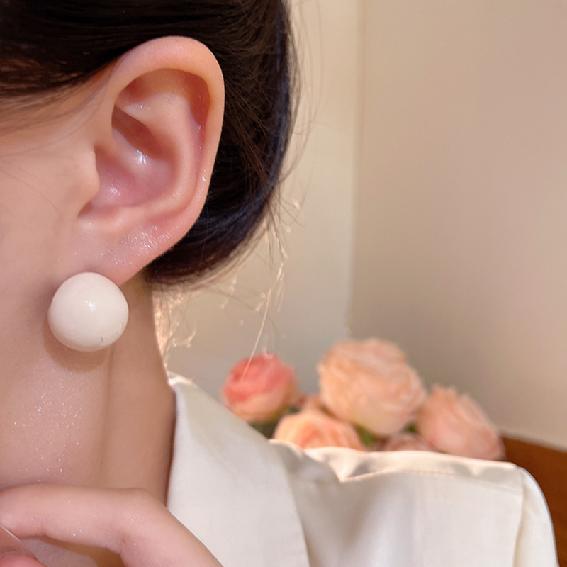 Milk white round bead earrings for women, Korean style, light luxury, niche and high-end earrings, versatile, elegant, simple and geometric earrings wholesale Application Scenario