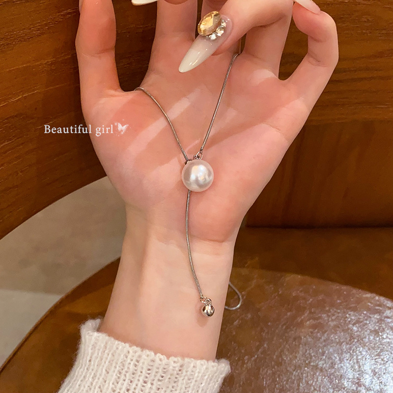 Pull-out long pearl necklace, a unique design for women, French retro style, simple and versatile, elegant necklace full figure