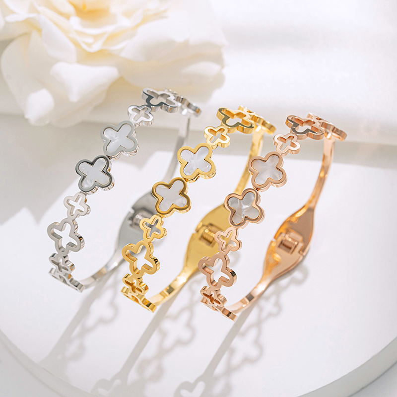 Fashionable hollowed-out four-leaf flower applique titanium steel bracelet for women, summer light luxury and high-end look, non-fading bracelet and accessory wholesale full figure