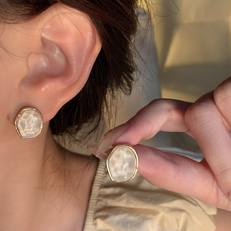Korean-style versatile irregular geometric ear studs, niche design sense, wavy Hong Kong-style, internet-famous bestsellers, personalized and trendy earrings details Picture