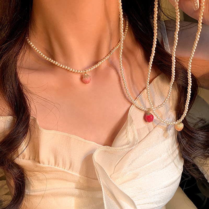 Sweet and retro strawberry pearl necklace, a versatile, individualistic and high-end collarbone chain accessory full figure