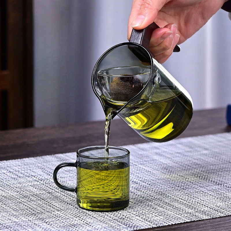 Wholesale thickened heat-resistant glass fair cup, integrated tea strout, tea water separation, tea brewing cup, small green tangerine rotating glass cup Specification drawing