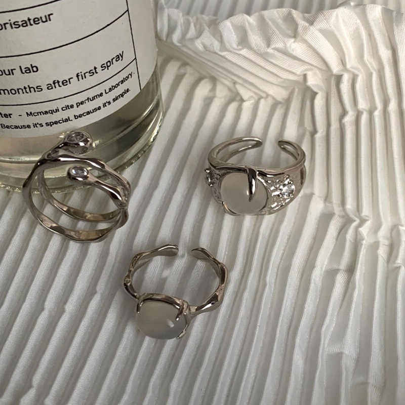 The White Moonlight series agate Zircon ring for women is a niche design with a high-end and cold style. It features an open adjustable ring Item Picture