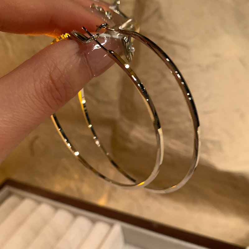 The latest exaggerated plain ring ear rings for women in a cold style are suitable for round and square faces. These earrings exude a simple yet sophisticated look. Wholesale of earrings Application Scenario