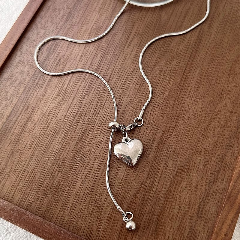 Minimalist silver heart-shaped pendant necklace for women's spring and summer, a light luxury titanium steel pull-out long hoodie chain accessory details Picture