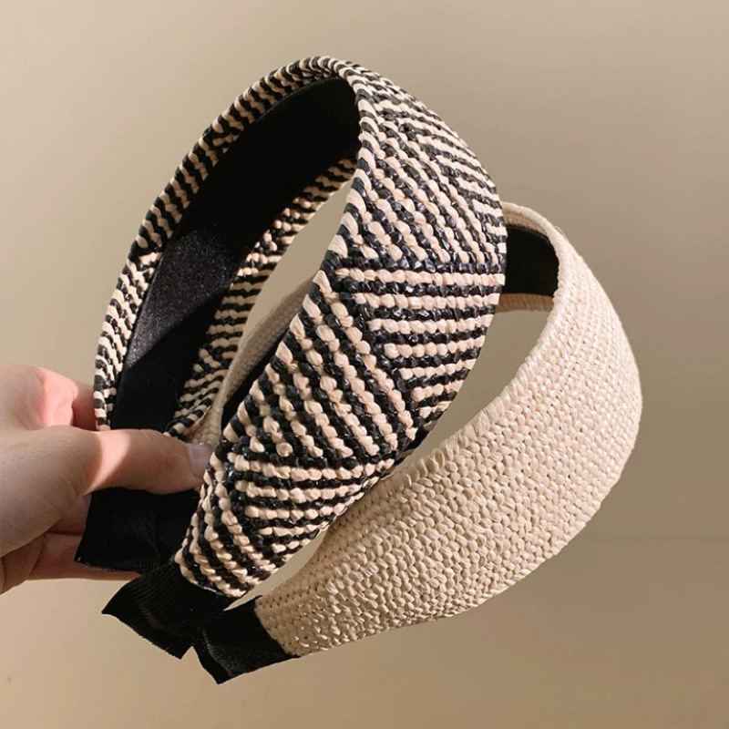 A retro Lafite straw striped wide-brimmed headband for women's seaside vacation style. It's a high-end hair accessory for daily wear details Picture