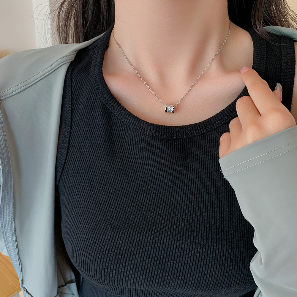 ins trendy and unique style, small waist titanium steel necklace for women, exquisite zircon Korean version new collarbone chain, light luxury necklace details Picture
