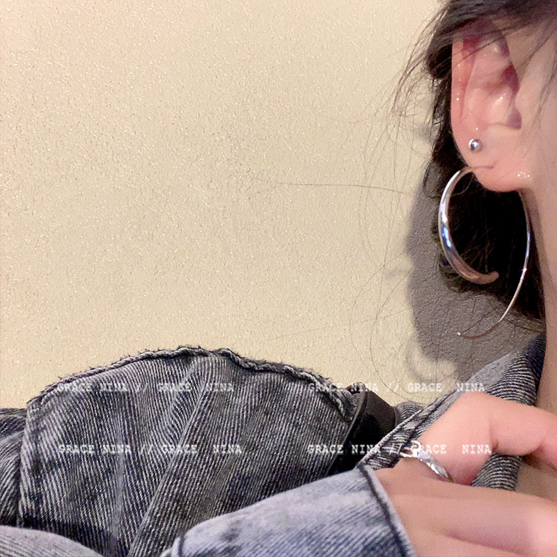 Cold style silver pigment ring earrings, a niche design for women, with a high-end feel. Metal ear rings, individual and simple. Wholesale of earrings Application Scenario