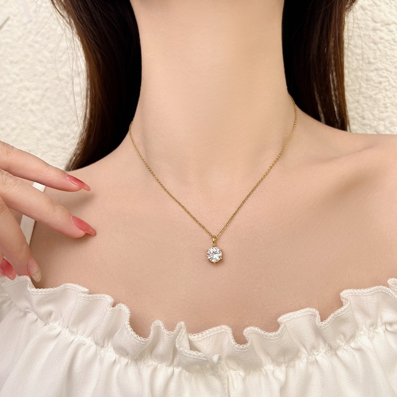 Korean InS-style simple single zircon pendant titanium steel necklace, a niche design for women, versatile and exquisite collarbone chain Application Scenario