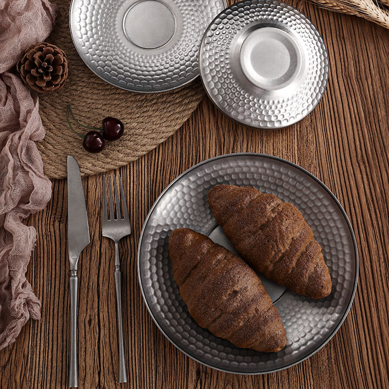 Retro aged plates, 304 stainless steel pasta plates, industrial style trays, round plates, dessert cakes, snowflake grey plates Application Scenario