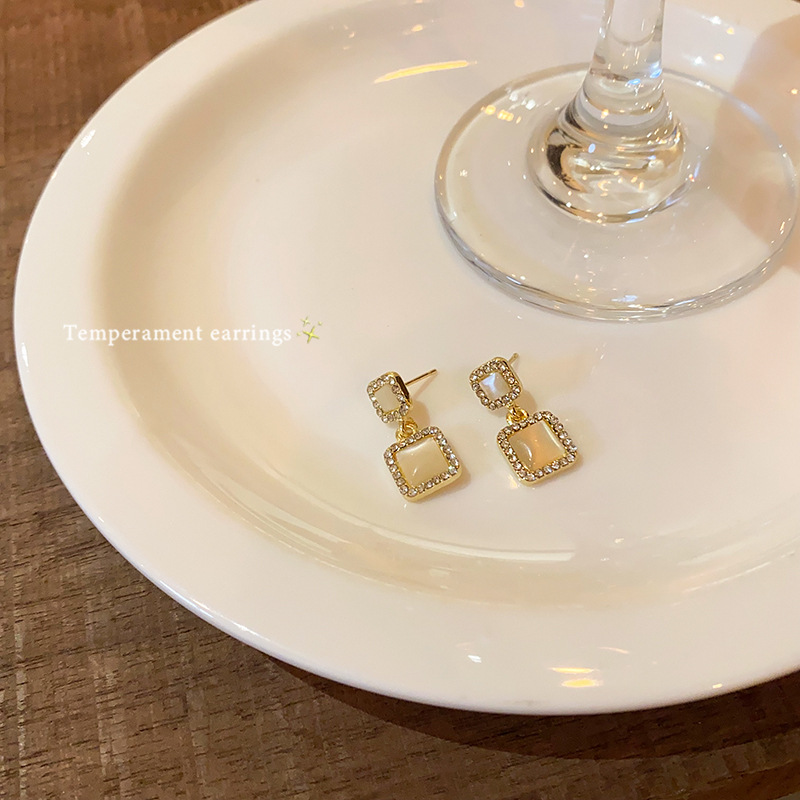 Exquisite diamond-encrusted cat's eye square ear studs for women, light luxury, niche style, versatile, internet-famous earrings, high-end earrings Specification drawing