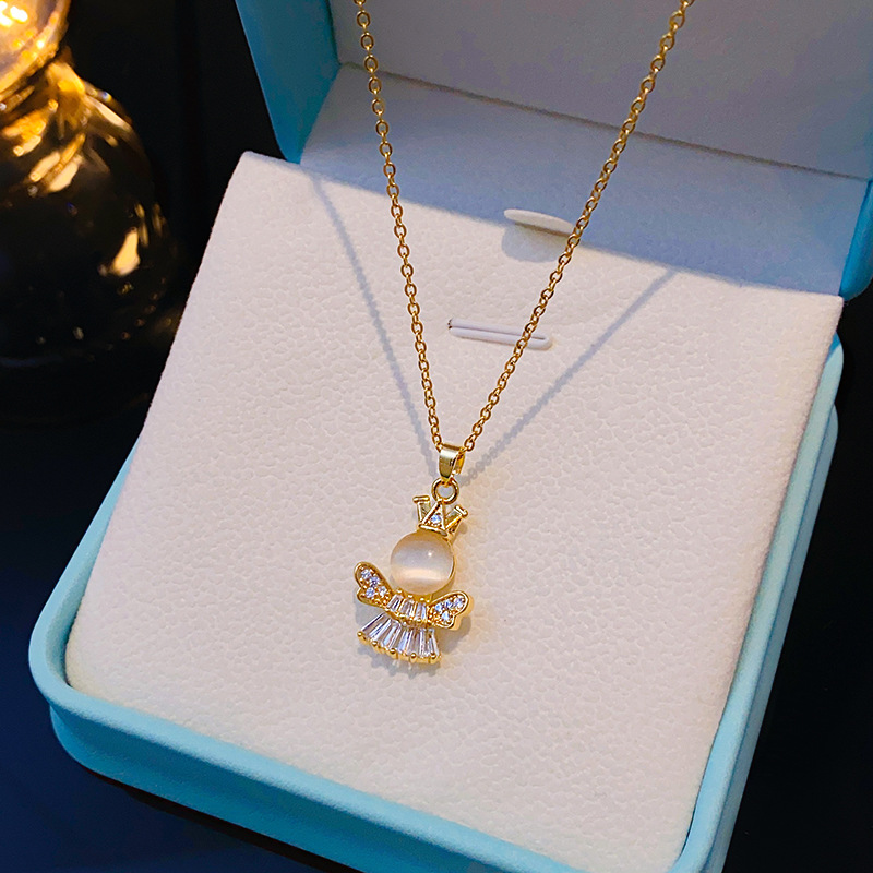 Wholesale of fashionable and light luxury cat's eye stone crown angel necklace for women, studded with diamonds, zircon pendant, titanium steel collarbone chain Application Scenario