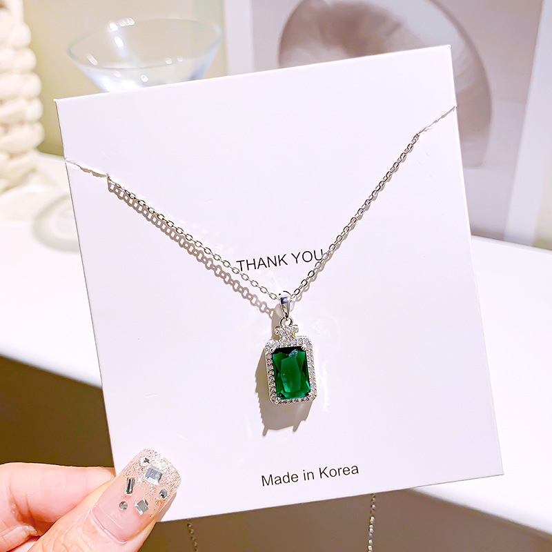 Fashionable emerald perfume bottle titanium steel necklace, women's niche light luxury geometric collarbone chain, slightly inlaid zircon jewelry Specification drawing