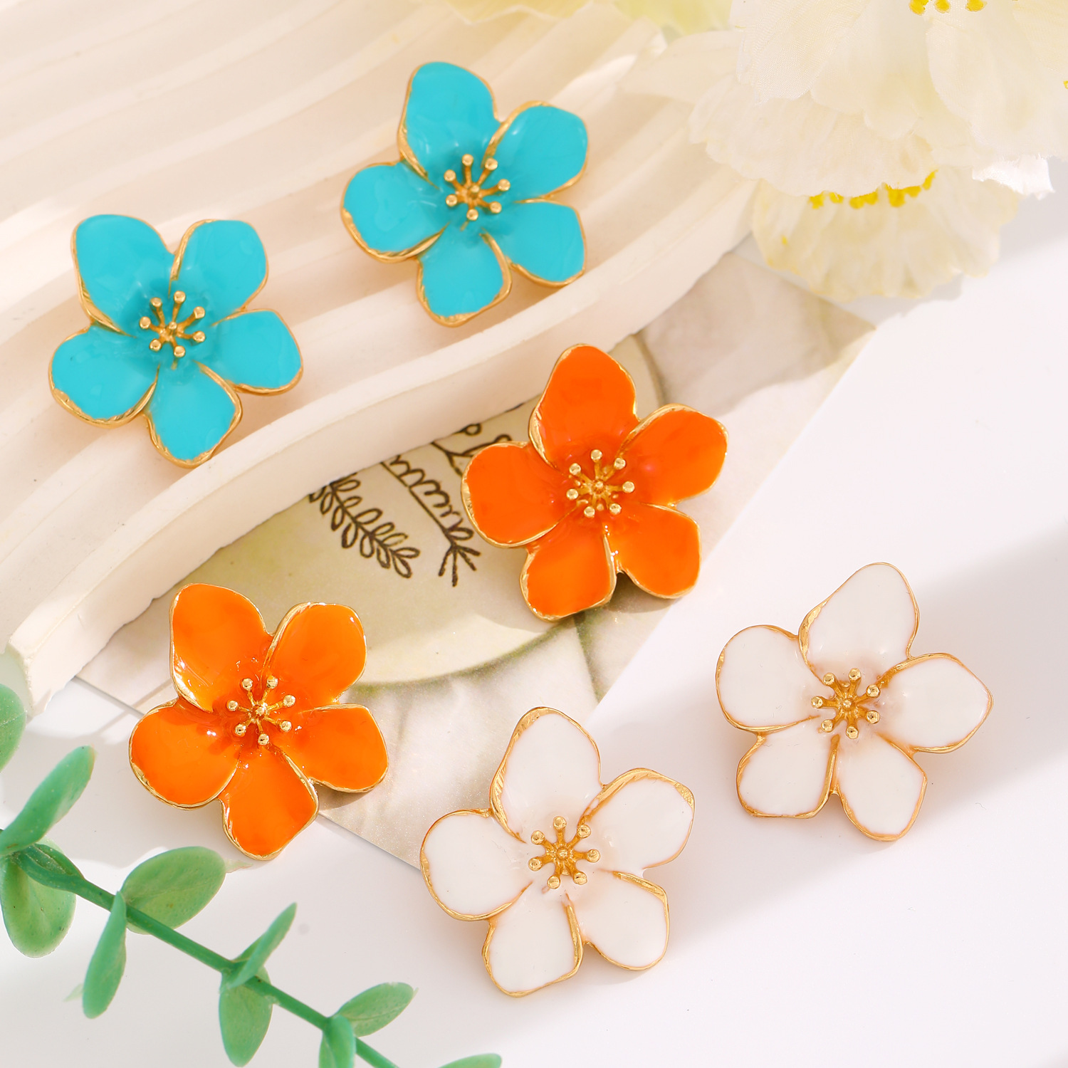 European and American cross-border jewelry, fashionable and retro oil-dripping petal stud earrings, flower earrings and earrings, summer dopamine, high-end feel Application Scenario