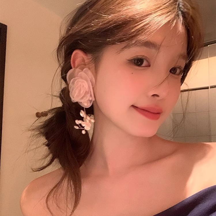 Sweet woven lace flower beaded tassel earrings for women, fashionable, elegant, vacation-style, high-quality and high-end earrings for women full figure
