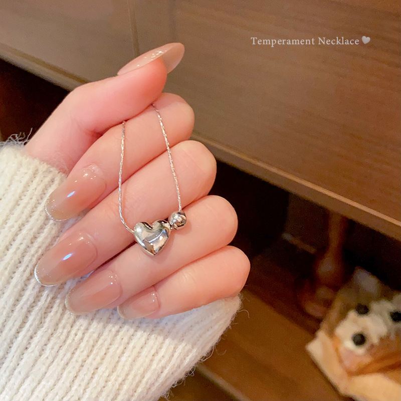 Korean-style simple metal round bead heart-shaped pendant necklace for women, versatile and high-end collarbone chain necklace accessory full figure