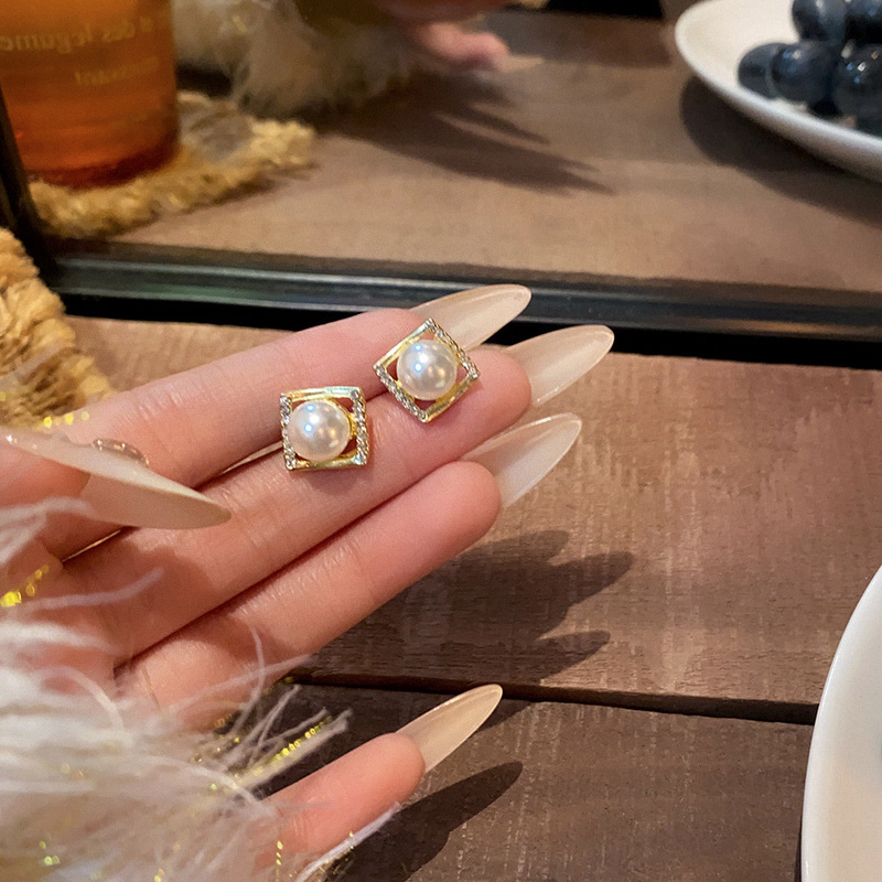 Light luxury and high-end diamond-encrusted pearl square stud earrings for women on Instagram, trendy and versatile earrings, 925 silver needle earrings wholesale full figure