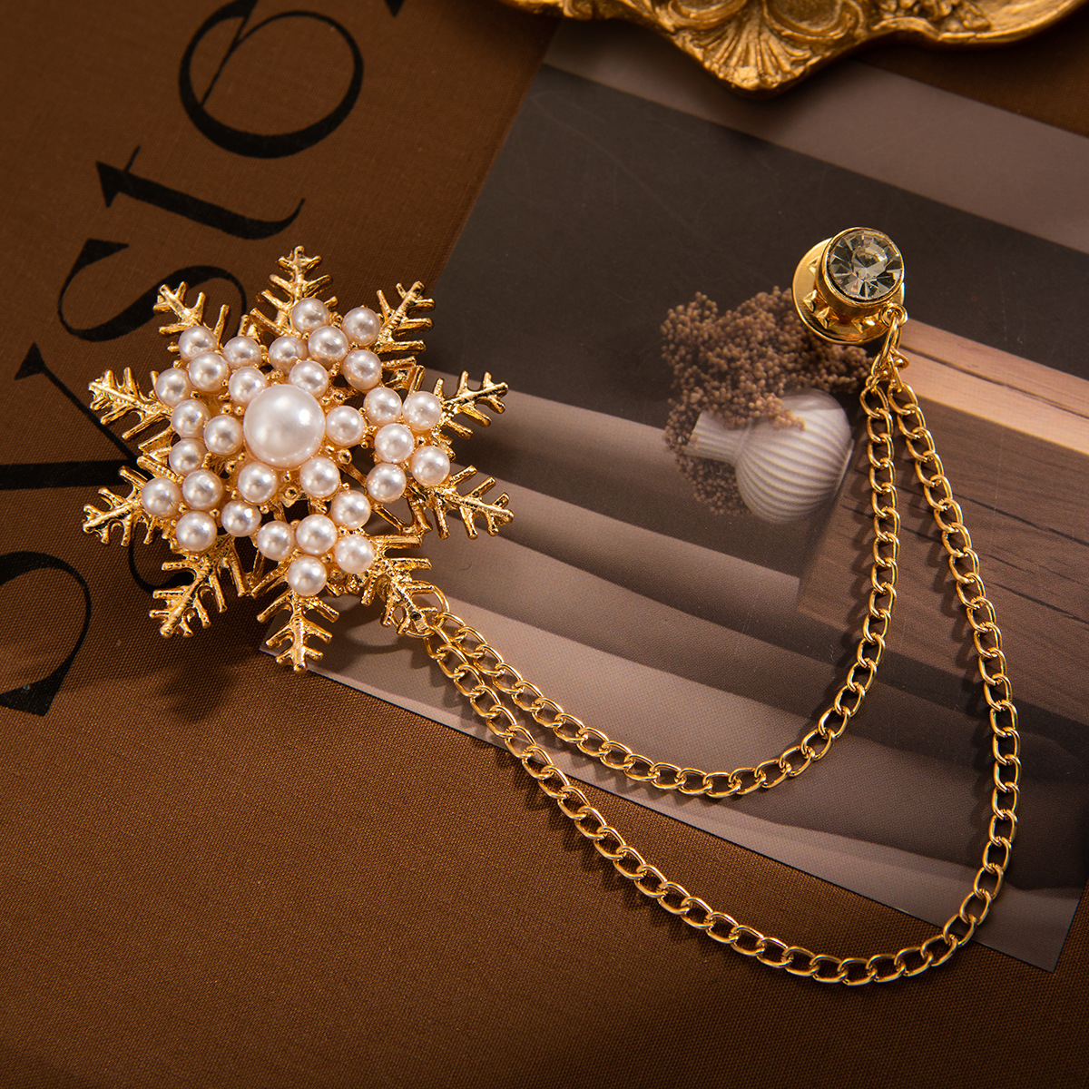 Cross-border new British retro light luxury design imitation pearl snowflake brooch, elegant tassel chain in stock wholesale Application Scenario