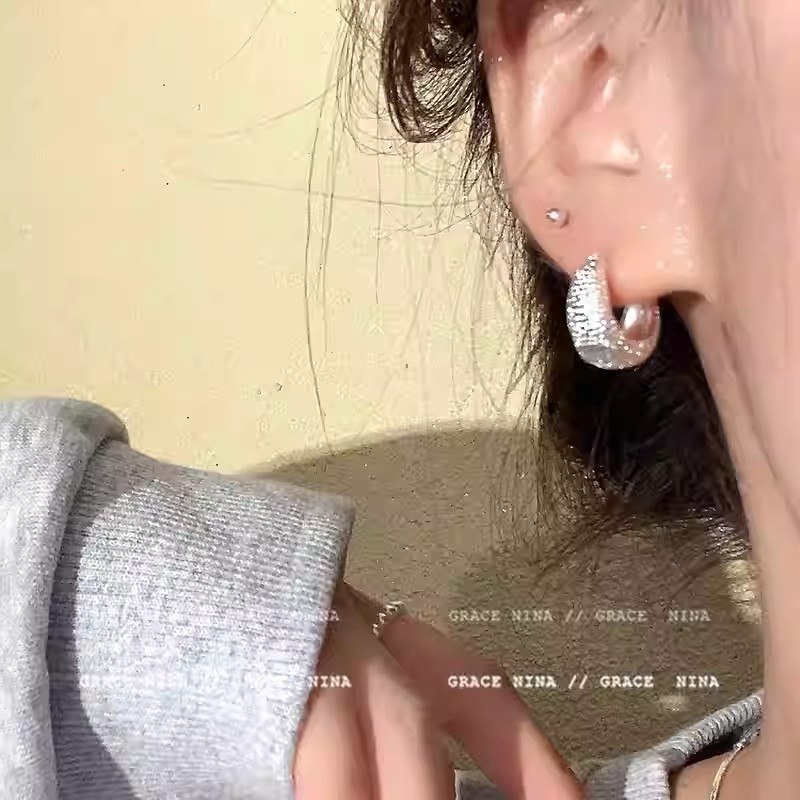 Metal cold frosted ear ring earrings, a new 2024 bestseller with a high-end feel, unique style and versatile earrings Application Scenario