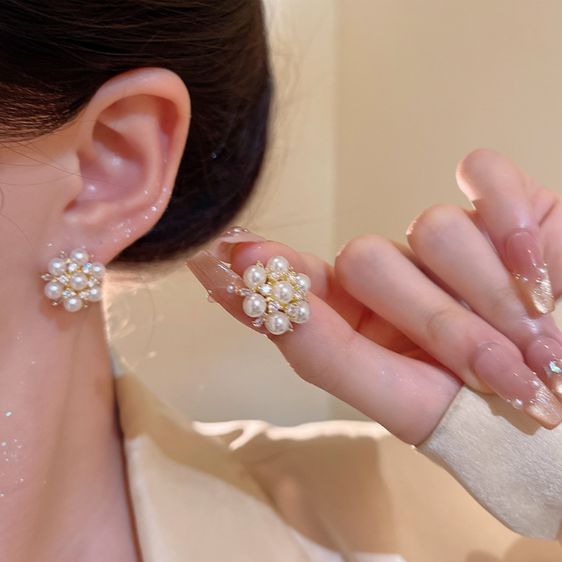 Exquisite zircon pearl flower stud earrings for women, light luxury, niche, sweet and simple earrings, a stylish and trendy trendy earpiece details Picture