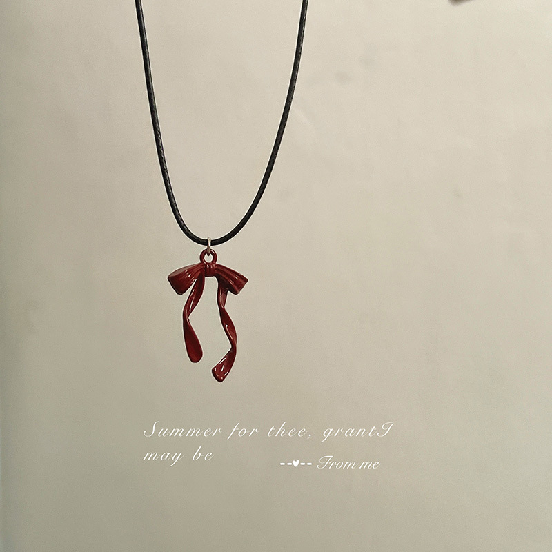 A new Korean Instagram-style sweet, cool and pure girl style wine red bow necklace with a spicy girl niche collarbone chain Application Scenario