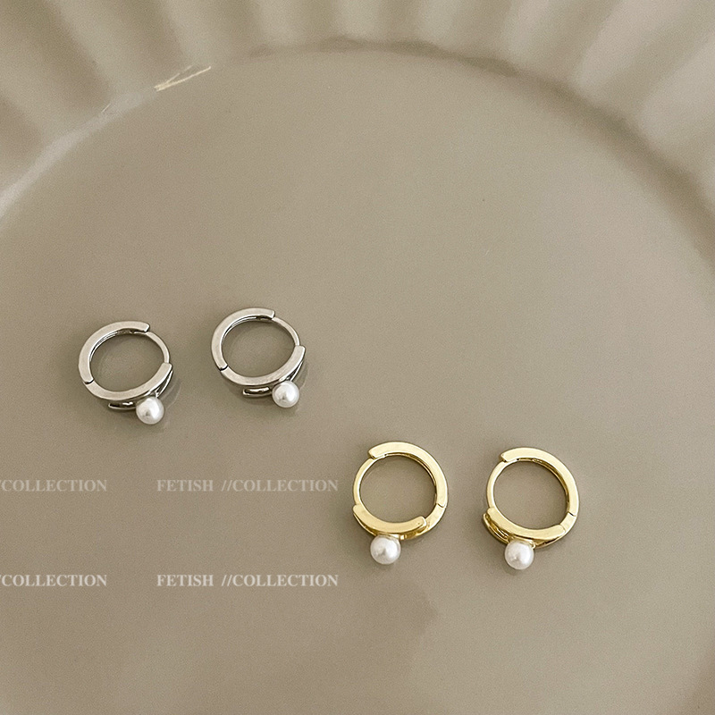 Asymmetrical pearl ear loops for women, fashionable, niche, light luxury, high-end and elegant earrings, cold style, small circle ear loops for women Application Scenario