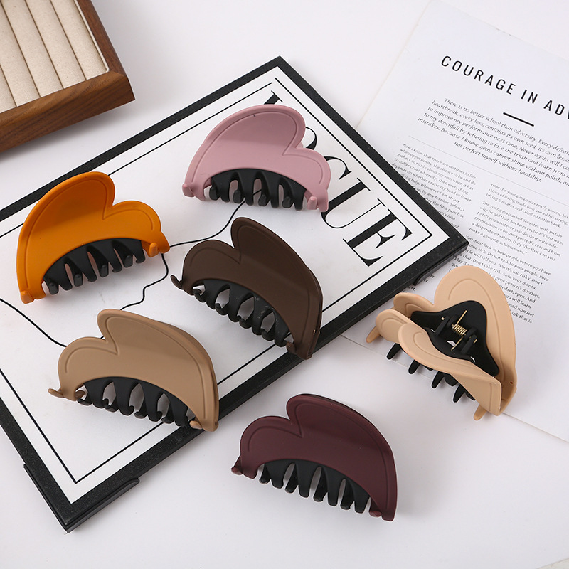 Wholesale small claw clip, shark clip at the back of the head, women's hair clip, autumn and winter niche design, high-end color two-tone triangular hair clip Specification drawing