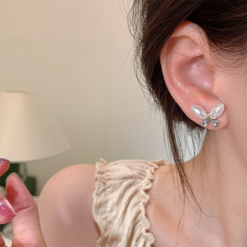Light luxury style butterfly pearl stud earrings, women's fashion and high-end sense, versatile sweet earrings, zircon internet-famous earrings wholesale Specification drawing