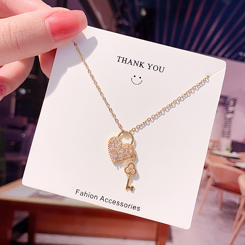 Fashionable and exquisite zircon heart key necklace, women's micro-inlay, versatile, popular titanium steel collarbone chain, elegant and light luxury accessory Specification drawing