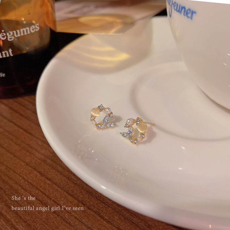 Korean-style hollowed-out round flower pearl earrings are versatile and high-end for women. Exquisite zircon stud earrings are unique and popular earrings Specification drawing
