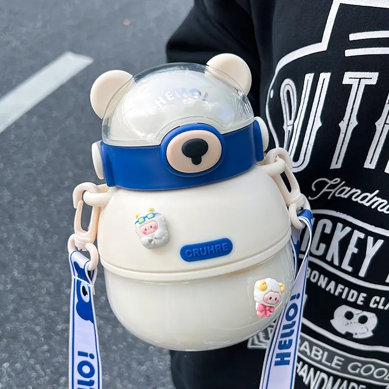 The new bear plastic cup is of high appearance level, a portable large-capacity water bottle for students and children, and a portable outdoor girls' cup details Picture