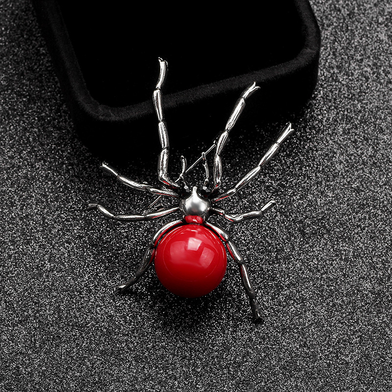 European and American fashionable metal imitation pearl spider brooches, personalized export insect brooch pins, clothing accessories Application Scenario
