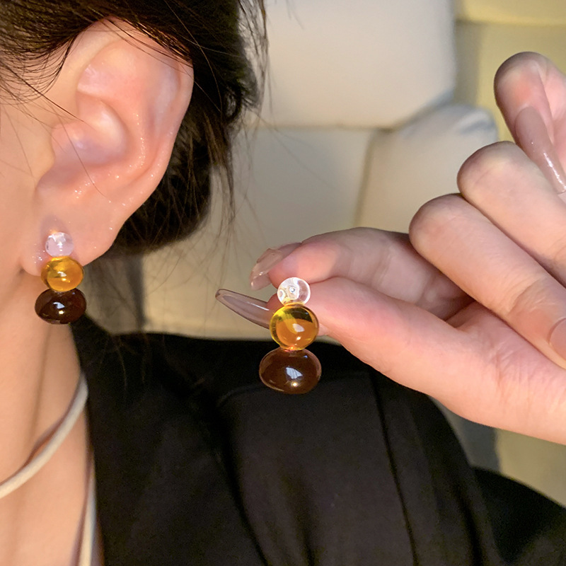 Korean-style transparent candy stud earrings, a unique design for women, retro resin earrings, a light luxury and high-end feel, a best-selling and elegant ear accessory details Picture