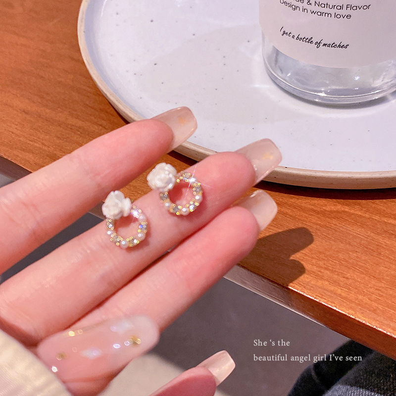 S925 Silver needle delicate and small flower pearl earrings, a niche design for women, sweet and versatile, elegant earrings wholesale full figure